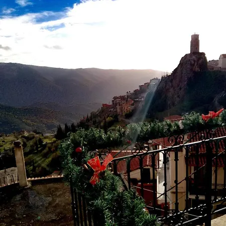 Villa Arachova Chalet I, Breathtaking Infinity View. Livadeia