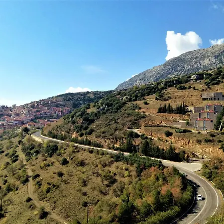 Arachova Chalet I, Breathtaking Infinity View. Villa Livadeia