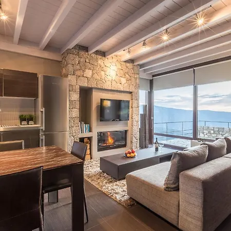 Villa Arachova Chalet I, Breathtaking Infinity View. Livadeia