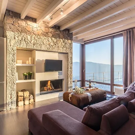 Arachova Chalet I, Breathtaking Infinity View. Villa Livadeia